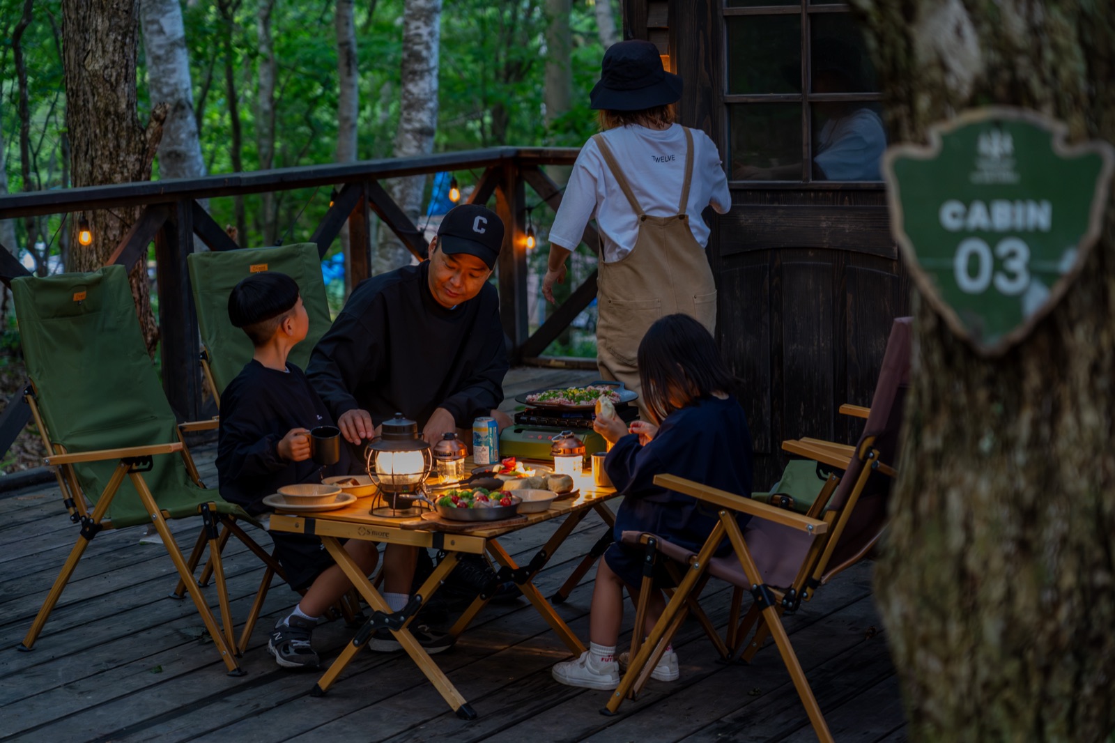 デッキで夕食を囲む家族