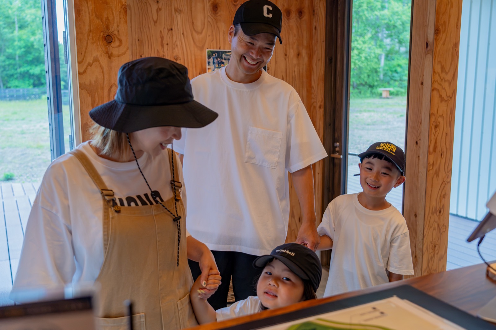 センターハウスの受付でチェックインする家族