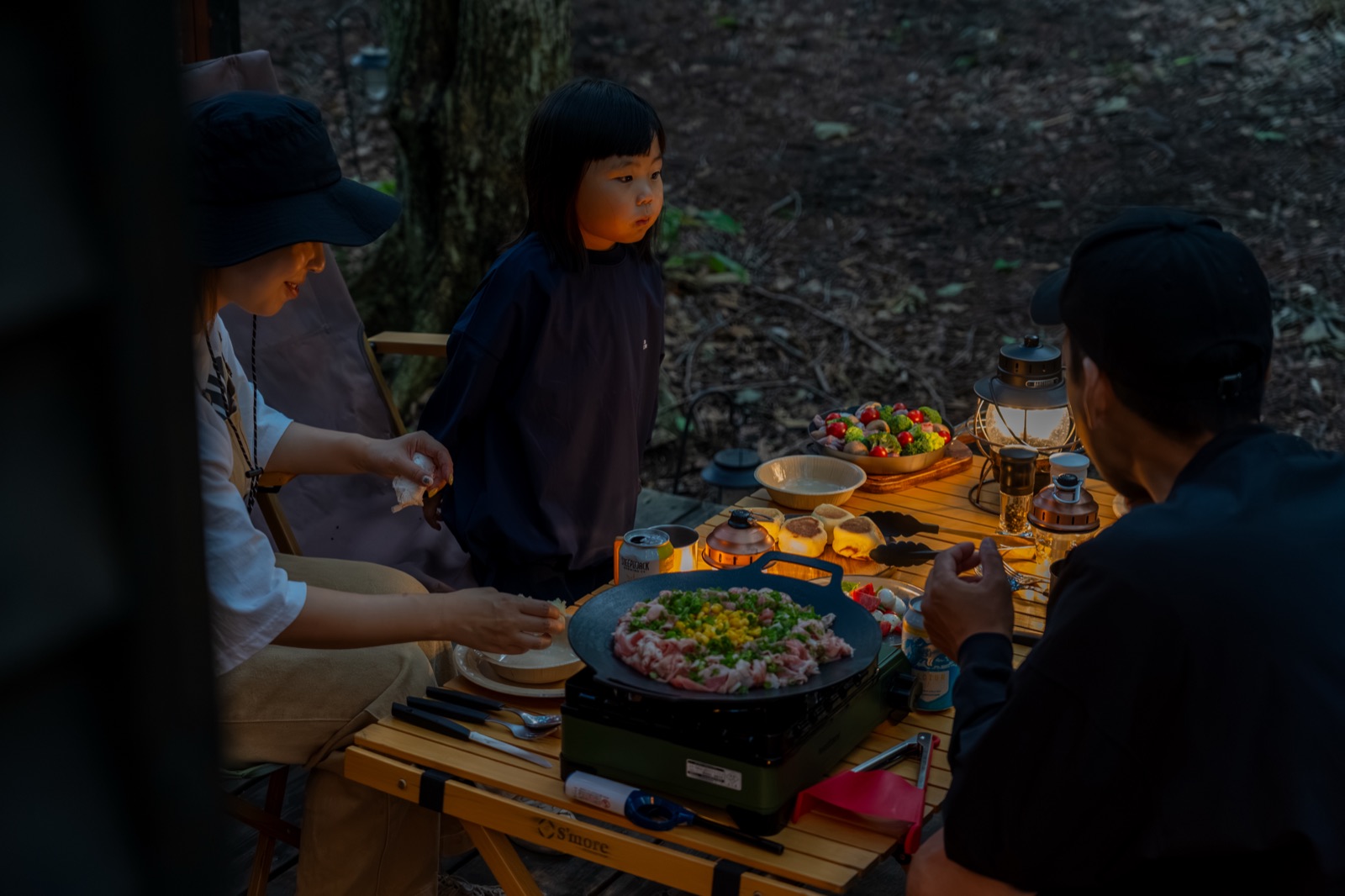 デッキで夕食の準備をする家族