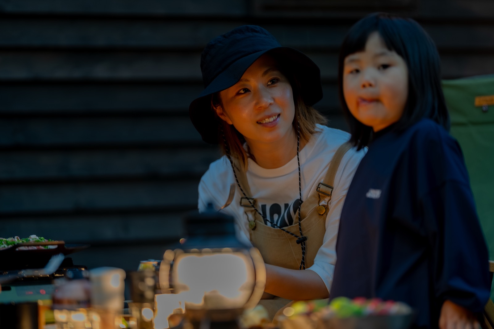 夕食のひとときを楽しむ母娘