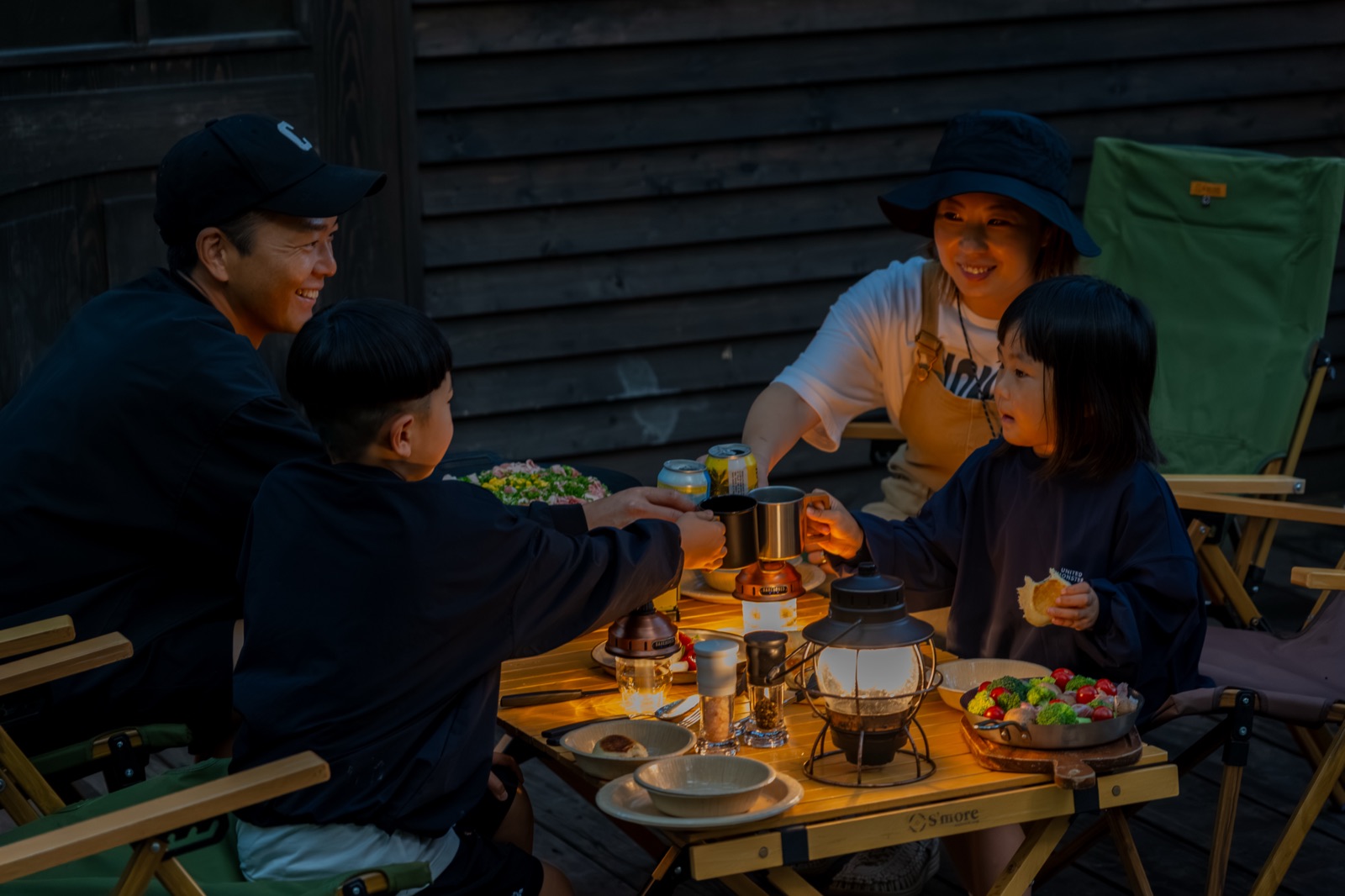 夜のウッドデッキ