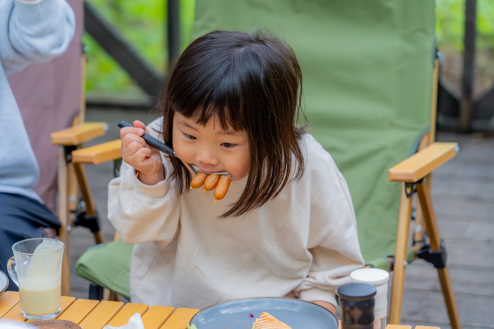 朝ごはんを頬張る女の子