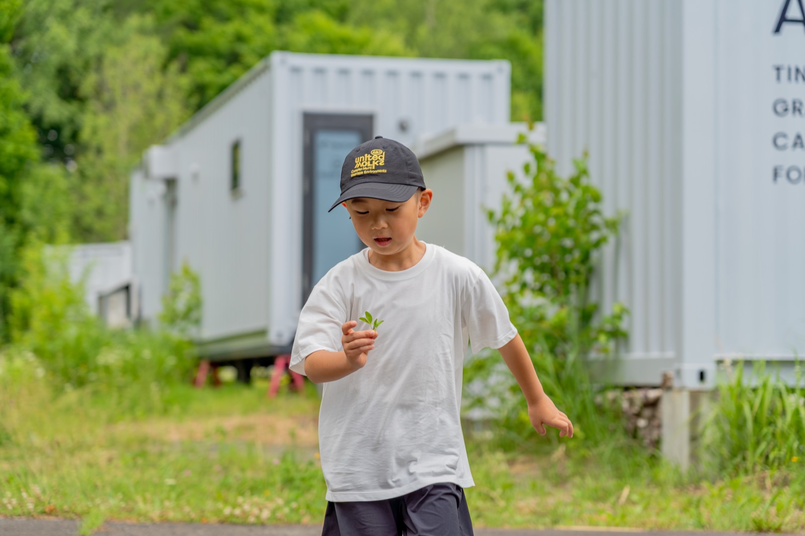 森で見つけた葉っぱを持つ男の子