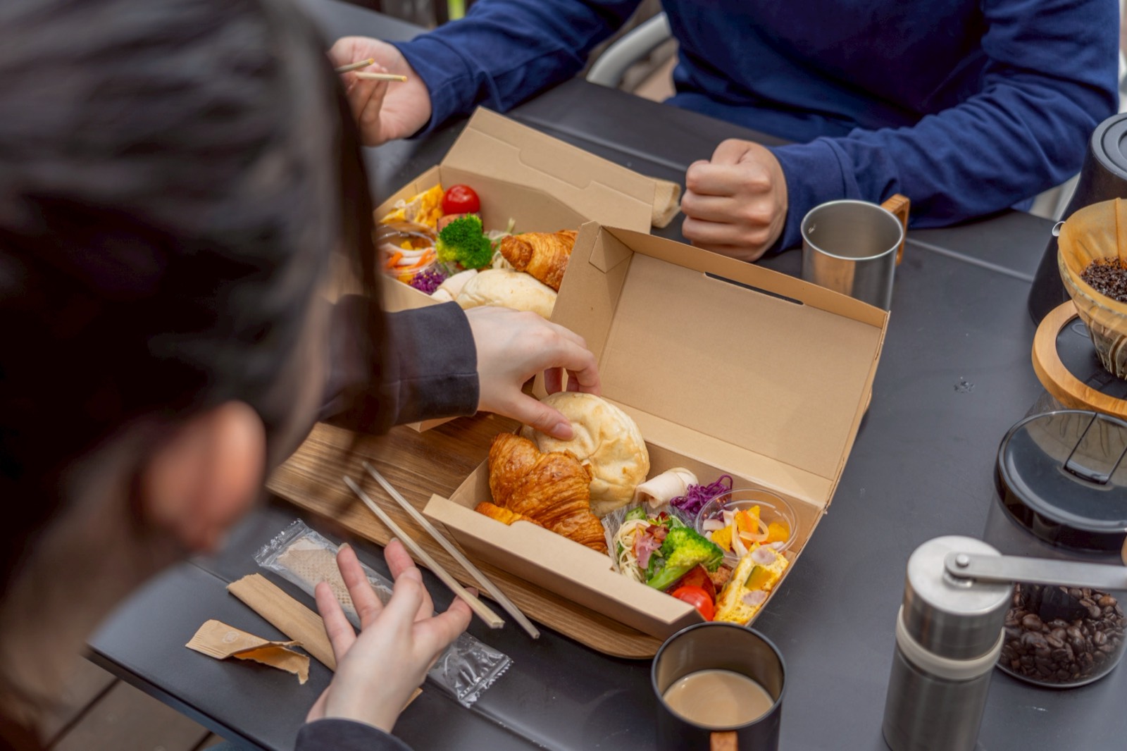 センター棟で受け取るBOX朝食