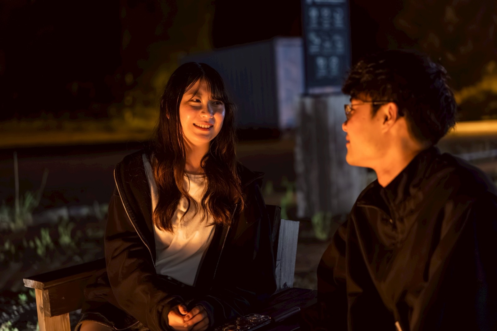 夜のウッドデッキで語らう二人